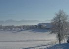 Obermoosen im Winter  Winterliche Ansicht vom Gschwingerhof vor dem verschneiten Bergpanorama mit Kampenwand, Geigelstein und Hochries.   Foto: Alberter, 2004
