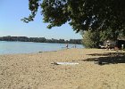 Pietzing  Der große Badestrand in Pietzing bietet sehr viel Platz am Kiesstrand und unter vielen schattenspendenden Eichen.   Foto: Alberter, 2004