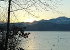 Simssee mit Kampenwand  Sonnenaufgang am Simssee, Blick vom Baierbacher Ufer.   Foto: Alberter, 2004