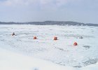 Simsseefrost  In kalten Wintern friert auch der Simssee komplett zu - hier ein Blick vom vereisten Bootsanlegeplatz in Ecking auf Baierbach.   Foto: Alberter, 2004