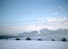 Felder hinter Obermoosen vor der verschneiten Kampenwand.   Foto: Aßbichler, 2015