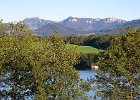 Blick auf die Kampenwand über dem Tinninger See. : Aßbichler, FeWo, Ferienwohnung, Gschwingerhof, Obermoosen